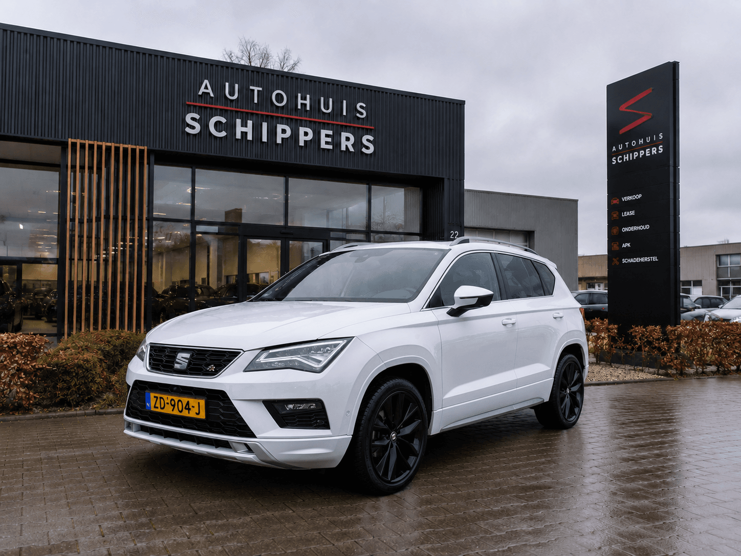 Occasion voor de eigen showroom-gevel van de dealer als AI-achtergrond