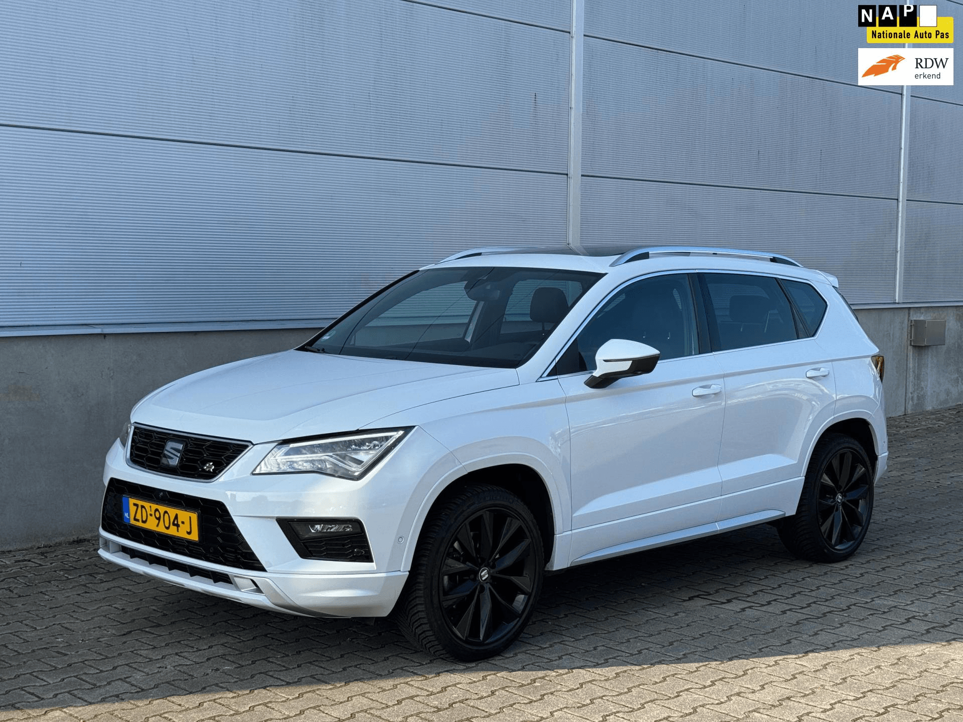 Occasion op het eigen bedrijfsterrein van de dealer als AI-achtergrond