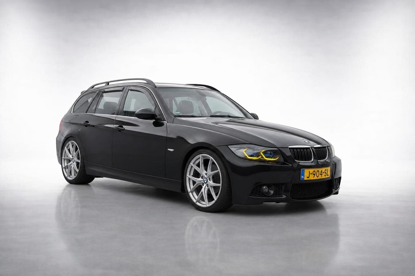Dezelfde auto met professionele studio-achtergrond na AutoFotoPro