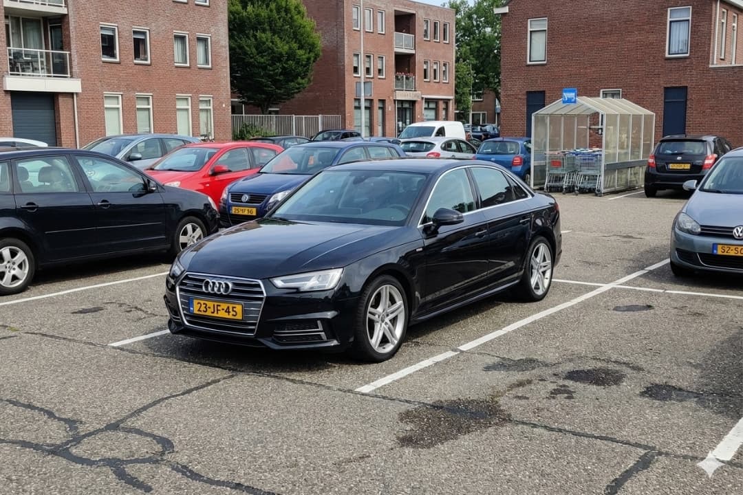 Audi A4 voor transformatie op parkeerplaats