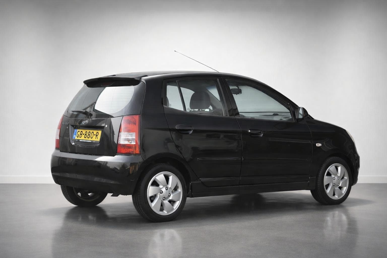 Dezelfde auto met professionele studio-achtergrond