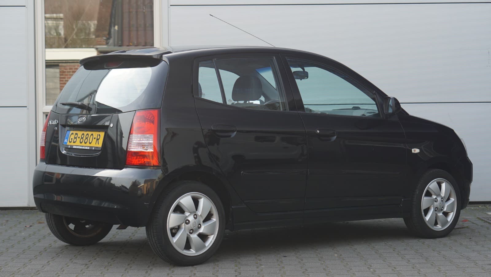 Auto op dealerterrein — onbewerkte foto