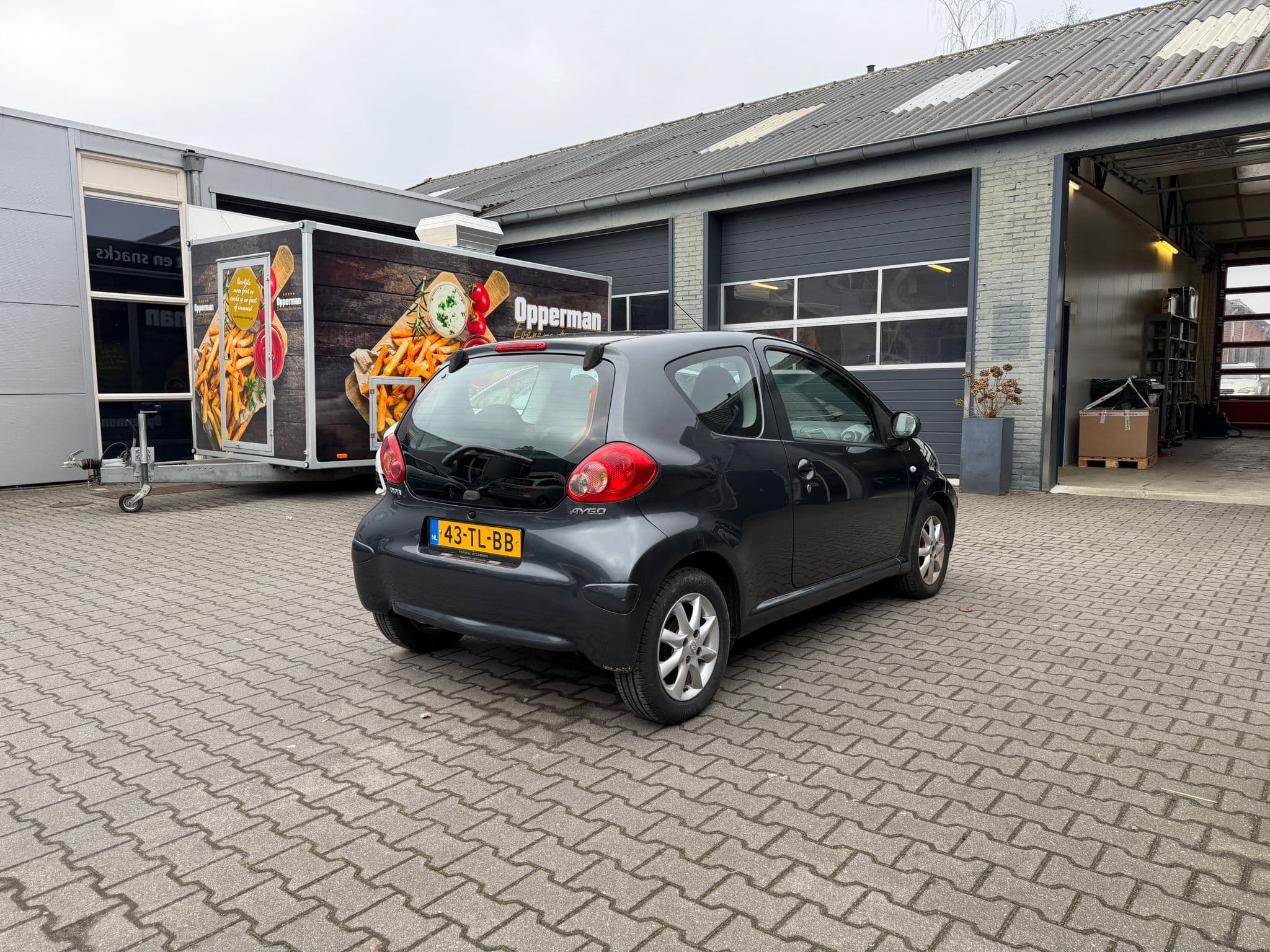 Auto op straat gefotografeerd — voor bewerking