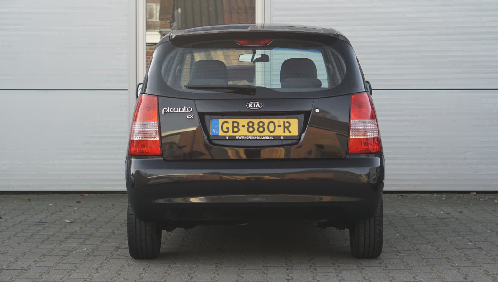 Auto op druk terrein — dealerfoto onbewerkt