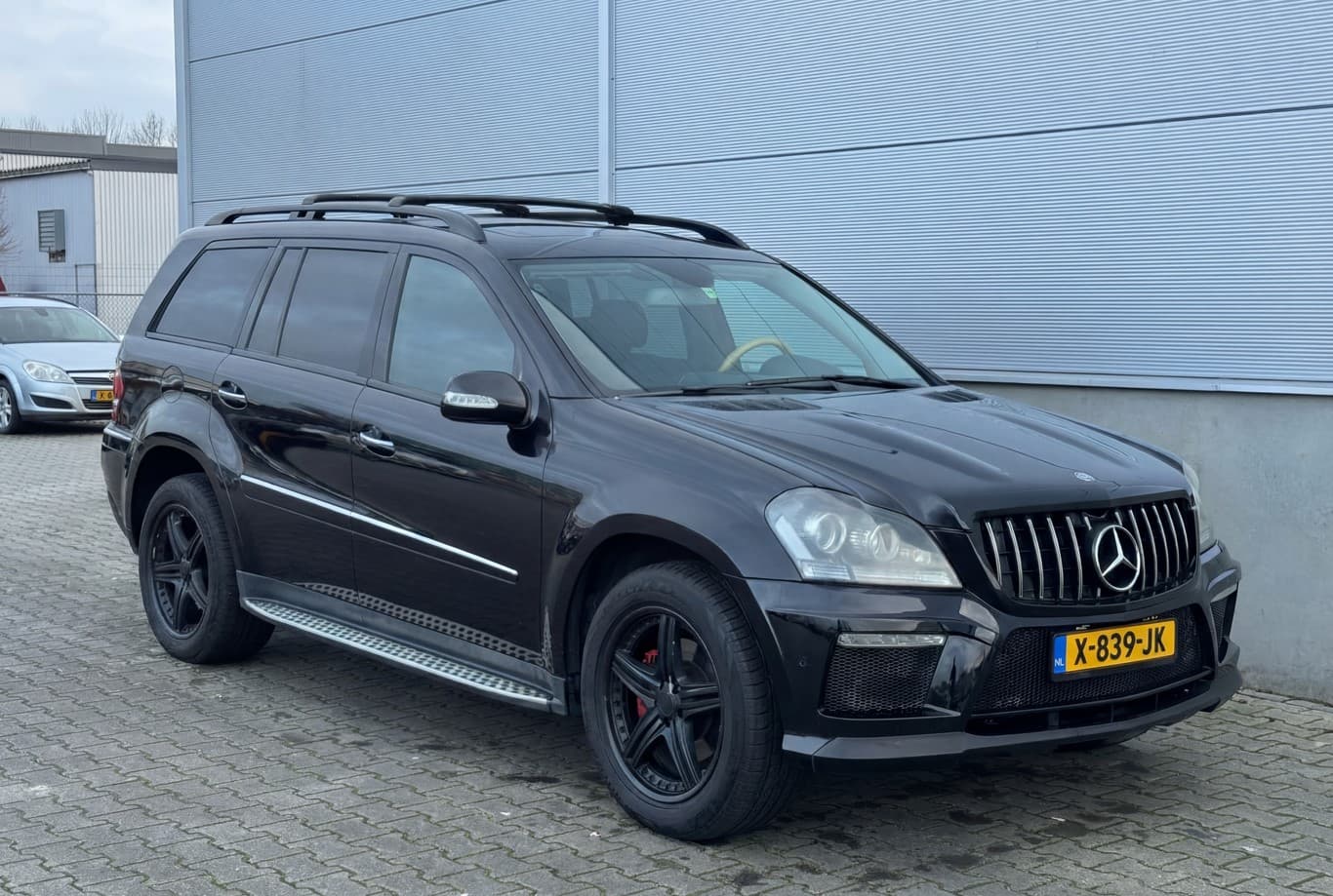 Auto op rommelig terrein — originele situatie