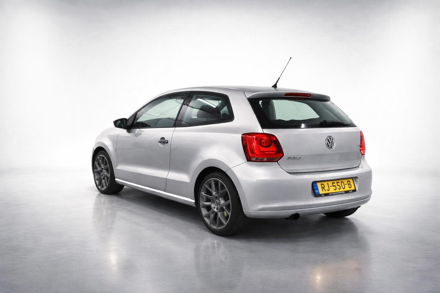 Dezelfde auto met professionele studio-achtergrond